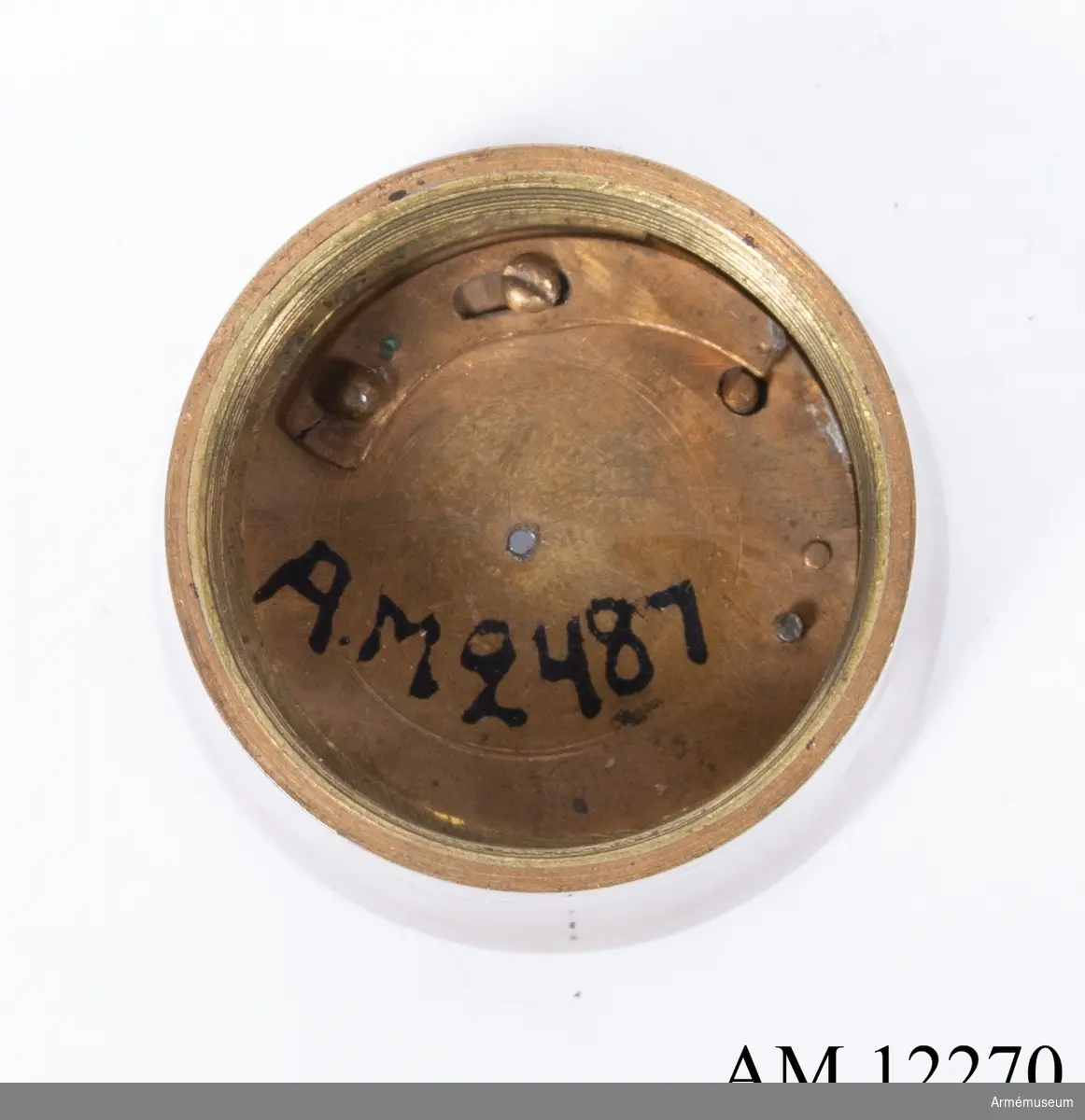 Grupp M V. 
I knappen har varit apterad kompass och solvisare. I käppen förvaras: 2487:1, fyrkantig skena av mässing, märkt "I.P. ROSENBERG FECIT N:1", omkr år 1736, med därpå uppstucken artillerimåttstock av år 1705. Dessutom är skenan försedd med 2 vattenpass, 3 dioptrar och fällbar kvadrant.