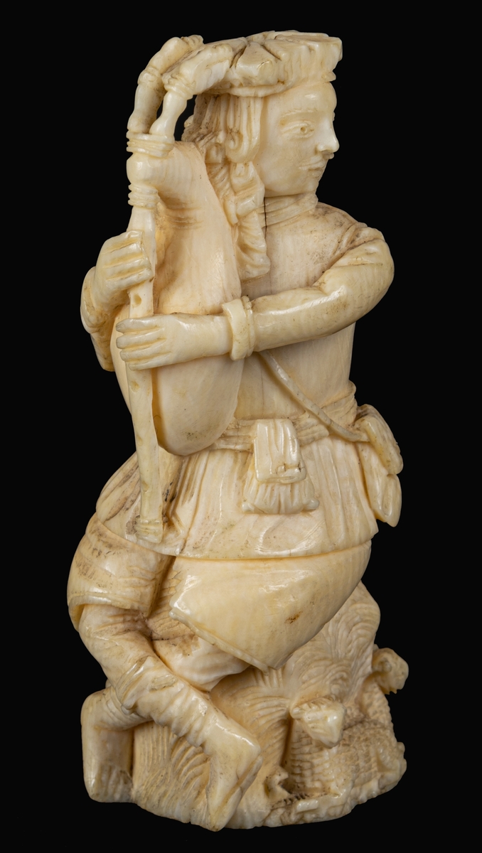 Accessionkatalog: Statyett av ben, föreställande spelande Apollon?

Kat. kort: Satyett av ben, föreställande en säckpipblåsare på en sten med en liten hund.