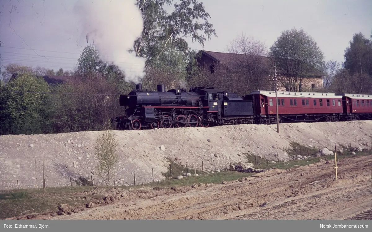 Svenska Järnvägsklubbens veterantog på Solørbanen. Toget trekkes av damplokomotiv type 26c nr. 411