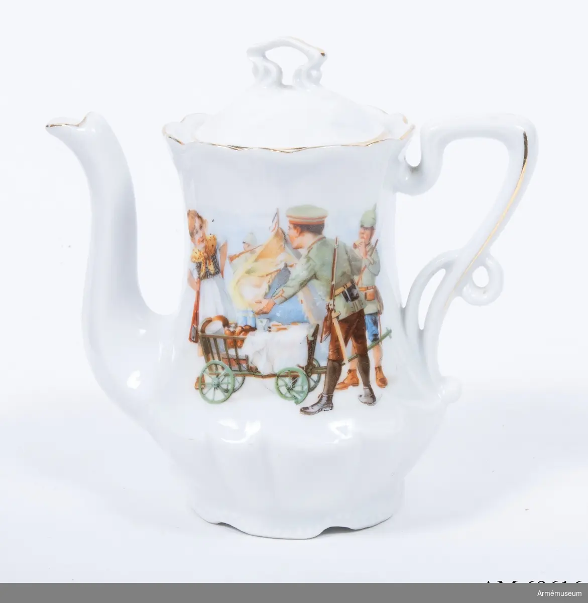 Kannan är dekorerad med motiv från tiden omkring första världskriget, föreställande barn som leker soldater. Porslinet tillverkades sannolikt i Tyskland. Till kaffekannan hör ett löstagbart lock.