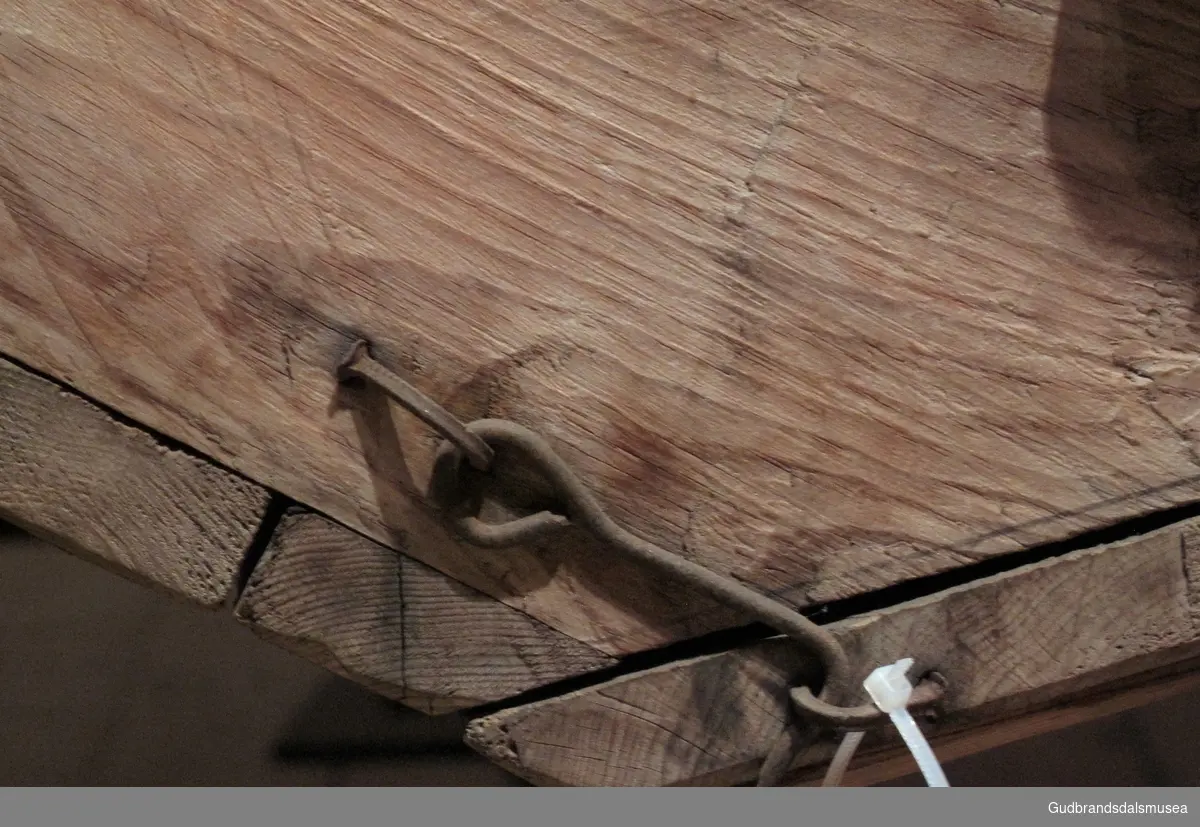 Kornharpe med skråstilt treramme og harpebrett med tette jerntråder i bunnen. Kornkasse, der kornet ble tømt ned, i den øvre enden av rammen. Kassen har åpning nederst samt et spjeld slik man kan bestemme hvor mye korn som skal drysse ned på harpa. Bakenden av kornharpa hviler på lange, hengslede føtter bak slik harpen blir skråstilt. Bein på forenden er spikret fast. Kornharpen sine deler er festet med treplugger. Under harpebrettet fremme kan bunnen åpnes og er festet på sidene med en krok.
