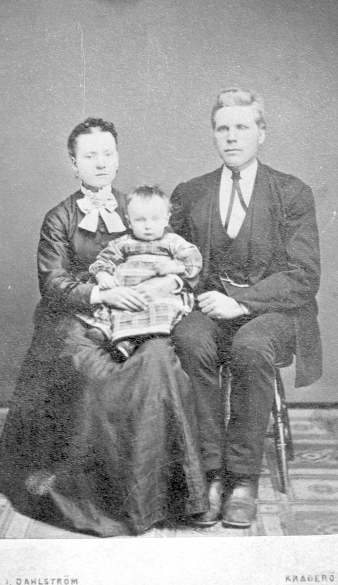 Ola Bergheim (Bondeby) med kona og born