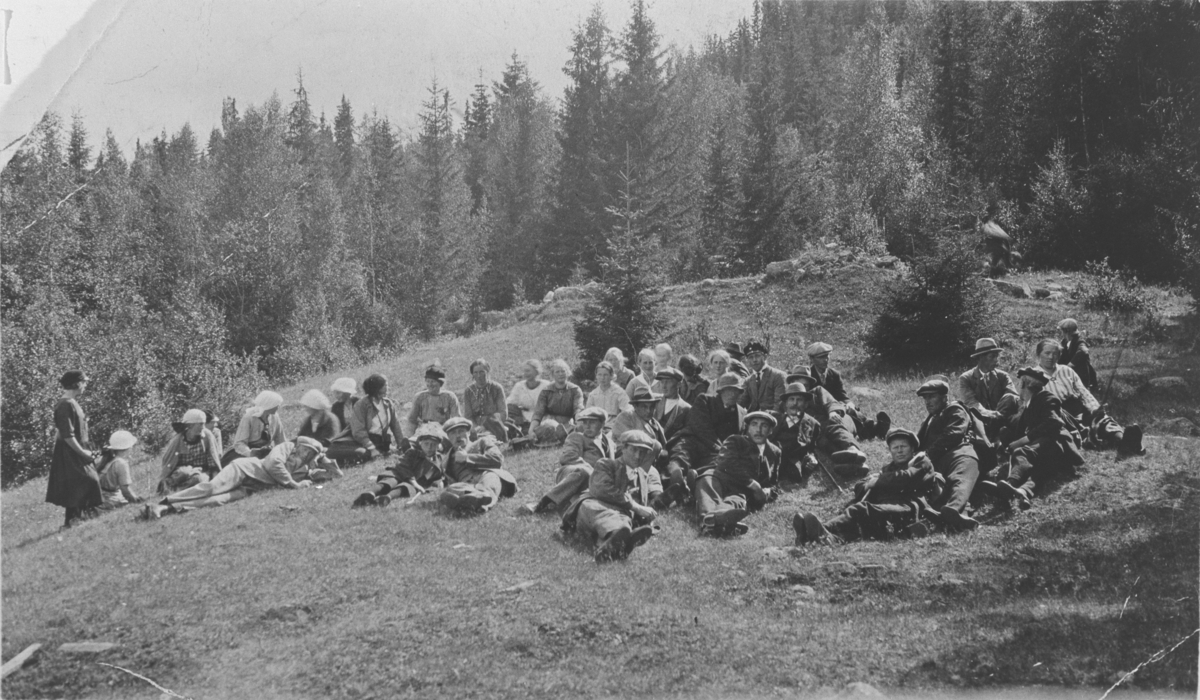 Eggedalsungdom på tur til Nattstad under Øvre Skåla (Skålen). Ca. 1915-20. De gamle hustuftene kan ses. 