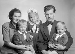 Paul Johan Ryan med hustru Åse og barn