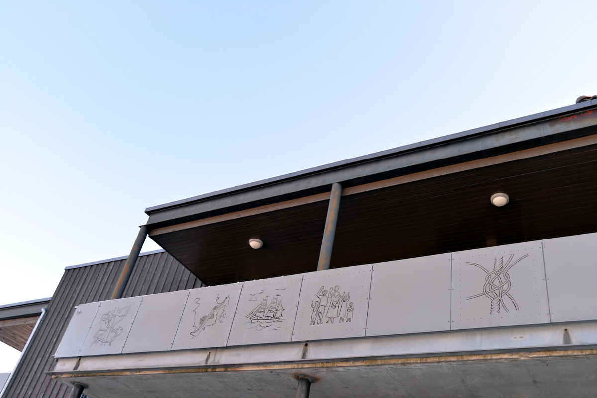 Utskårne aluminiumsplater som pryder balkongene på sykehjemmet. Kunstneren har brukt Breviks historie og forholdet til Norcem og gruvene som motiv. Hver plate viser en del av byens historie og deler av kartet over Norcems gruveganger.