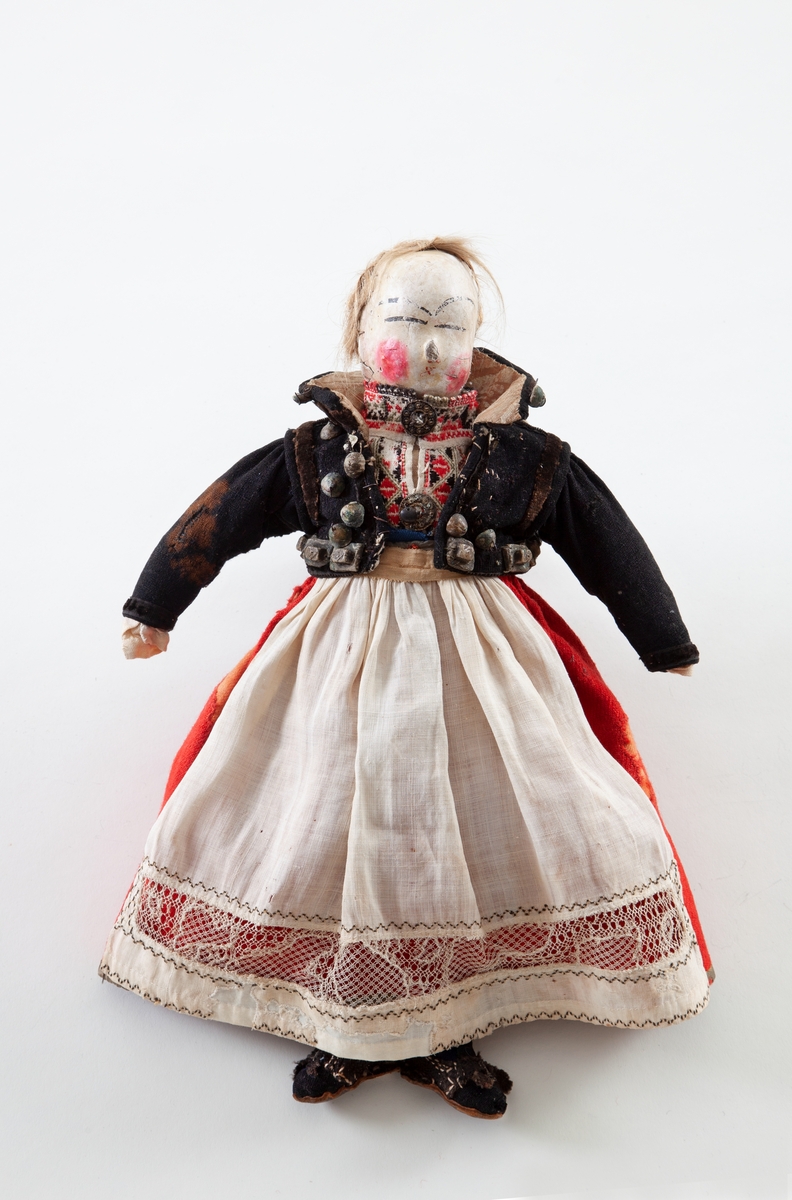 Brudekledd dukke fra ca. 1820, Kledd i to stakker og innerst en serk.