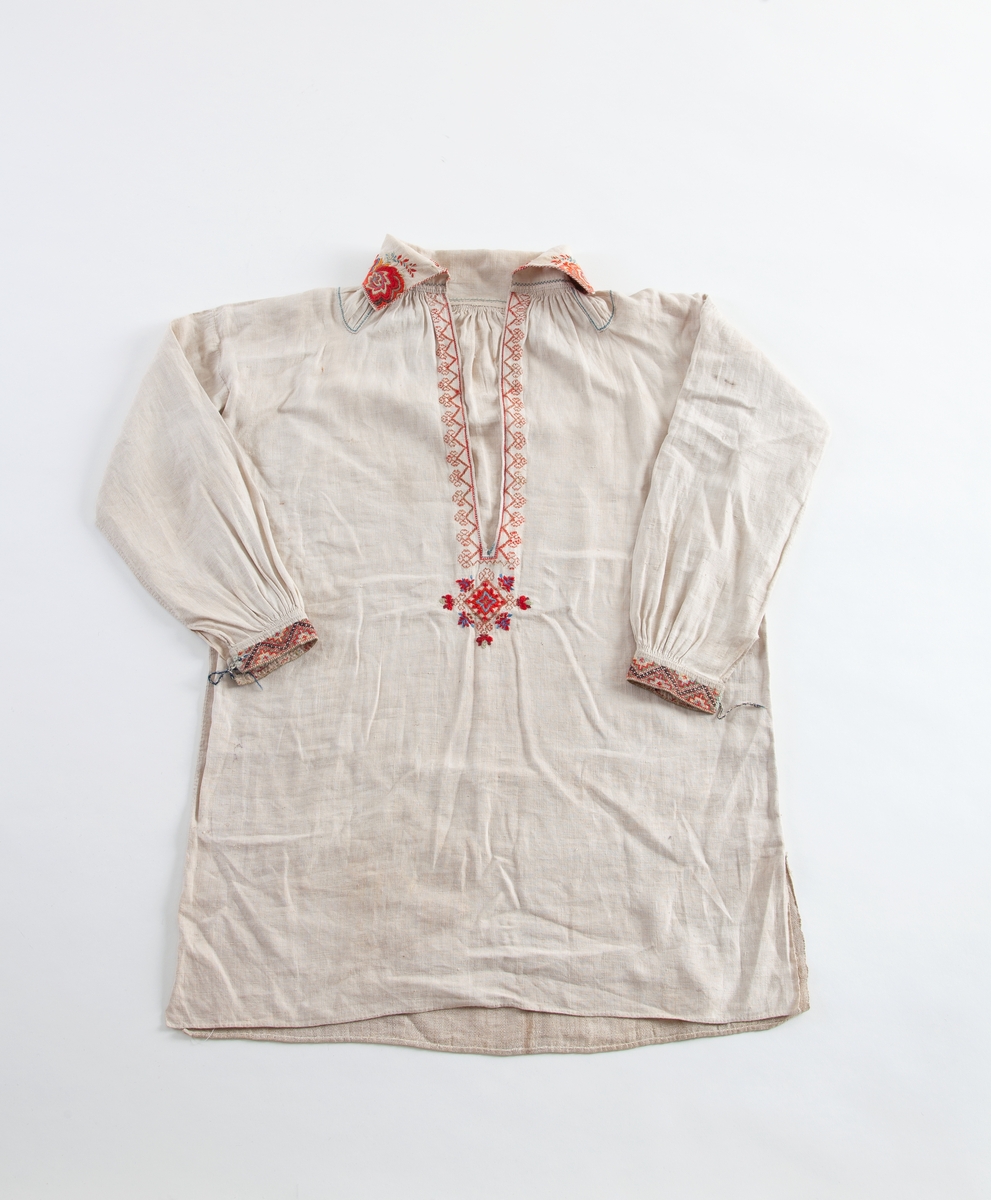 Hvit skjorte til man med brodert dekor fram, på krage og ermer. Brukt i perioden 1800-1840 til snippekuftekleda i Aust- Telemark