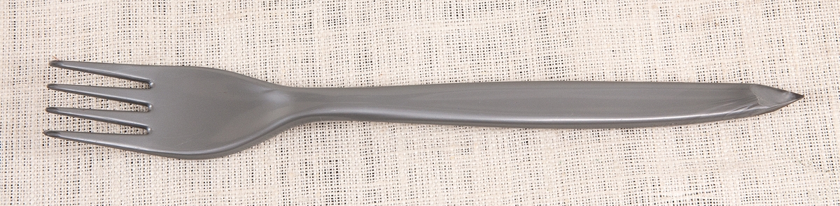 Kniv och gaffel i grå plast med slipade skaft och spets, att användas som vapen.