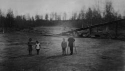 Barn foran låvebrua på gården Løvhaug i 1925.