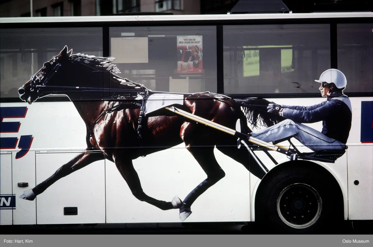 Bussreklame for Bjerke Travbane. - Oslo Museum / DigitaltMuseum