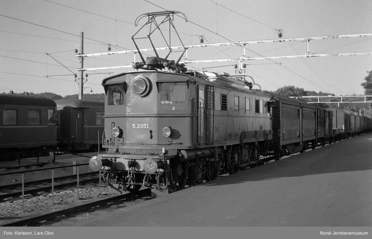 Elektrisk lokomotiv El 5 2051 med godstog på Halden stasjon