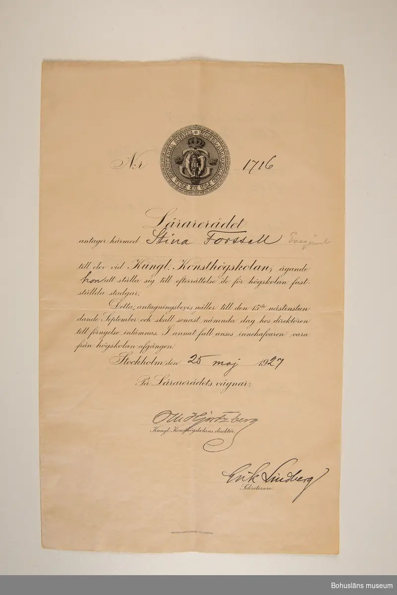 Antagningsbevis för Stina Forssell till Kungliga Konsthögskolan i Stockholm 25 maj 1927.
Undertecknat av Olle Hjortzberg och Erik Lindberg.