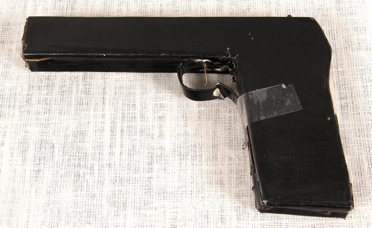 Pistol, tillverkad av Ioan Ursut. Tillverkad av en A4-pärm. Använd som vapen när han rymde från Norrköpingsanstalten den 28 maj 1988.