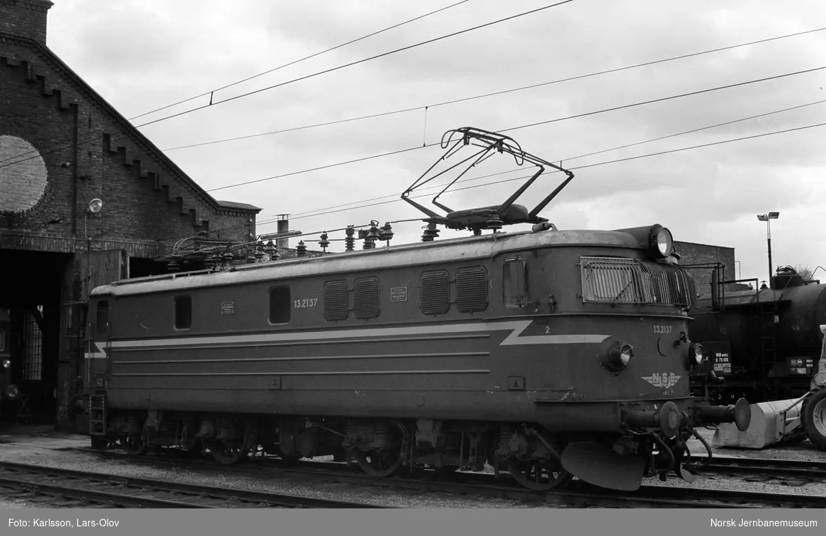 Elektrisk lokomotiv El 13 2137 utenfor lokomotivstallen på Hamar stasjon