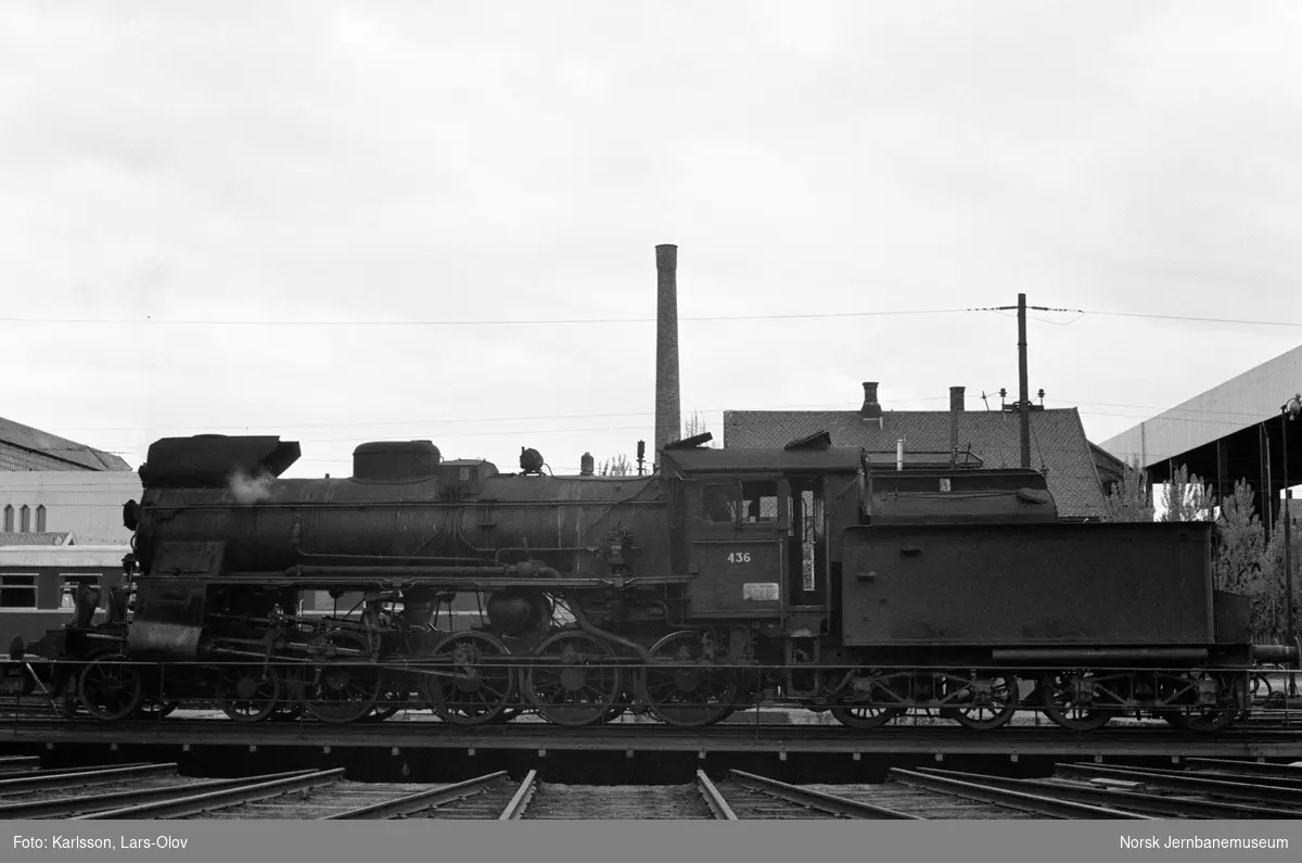 Damplokomotiv type 26c nr. 436 på svingskiven på Hamar stasjon