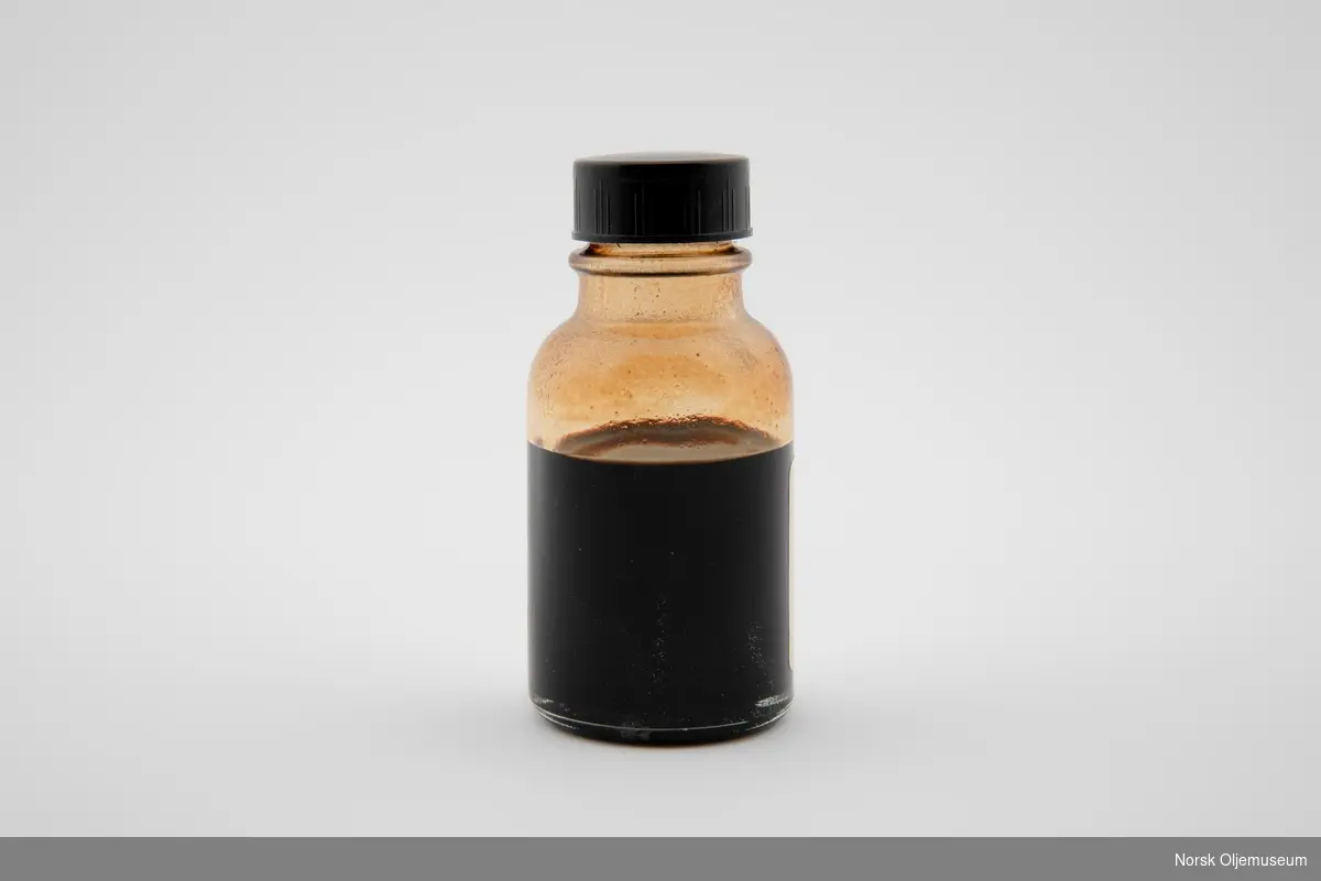 Oljeprøve fra første produksjon på plattformen Statfjord A.

Oljen er oppbevart i en glassflaske med skrukork i plast.