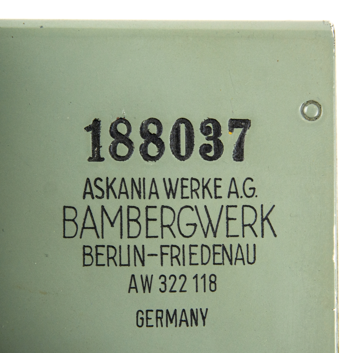 Filmtolkningsapparat tillverkad av Askania i Berlin. Förvaras i tillhörande trälåda gråmålad märkt 188037. Ej komplett saknas delar enligt inventarielista.