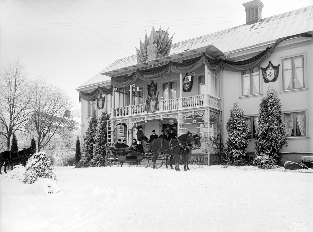 Karlsberg vid landshövding Ludvig Douglas besök 1903. Disponentbostaden till Boxholms bruk. Vid tiden för bilden disponerades bostaden av bruksdisponent Wilhelm Wettergren (1840-1926) och dennes maka Klara Amalia Flodin (1842-1905).