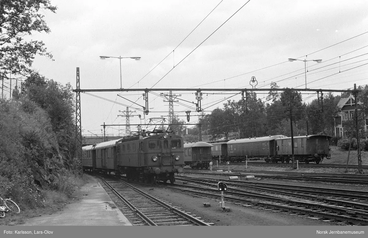 SJ elektrisk lokomotiv Da 915 med persontog på Narvik stasjon