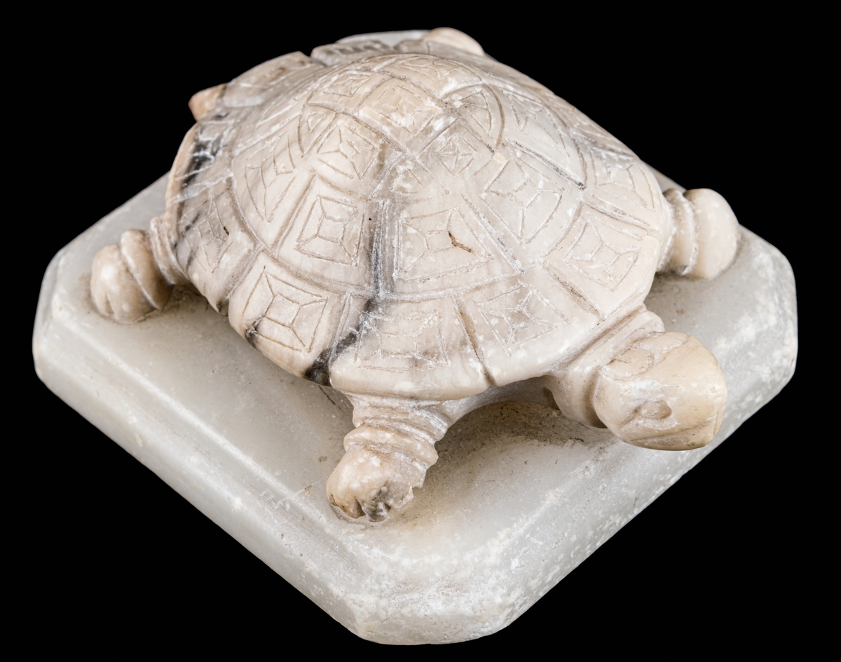 Brevpress i form av sköldpadda. Alabaster.