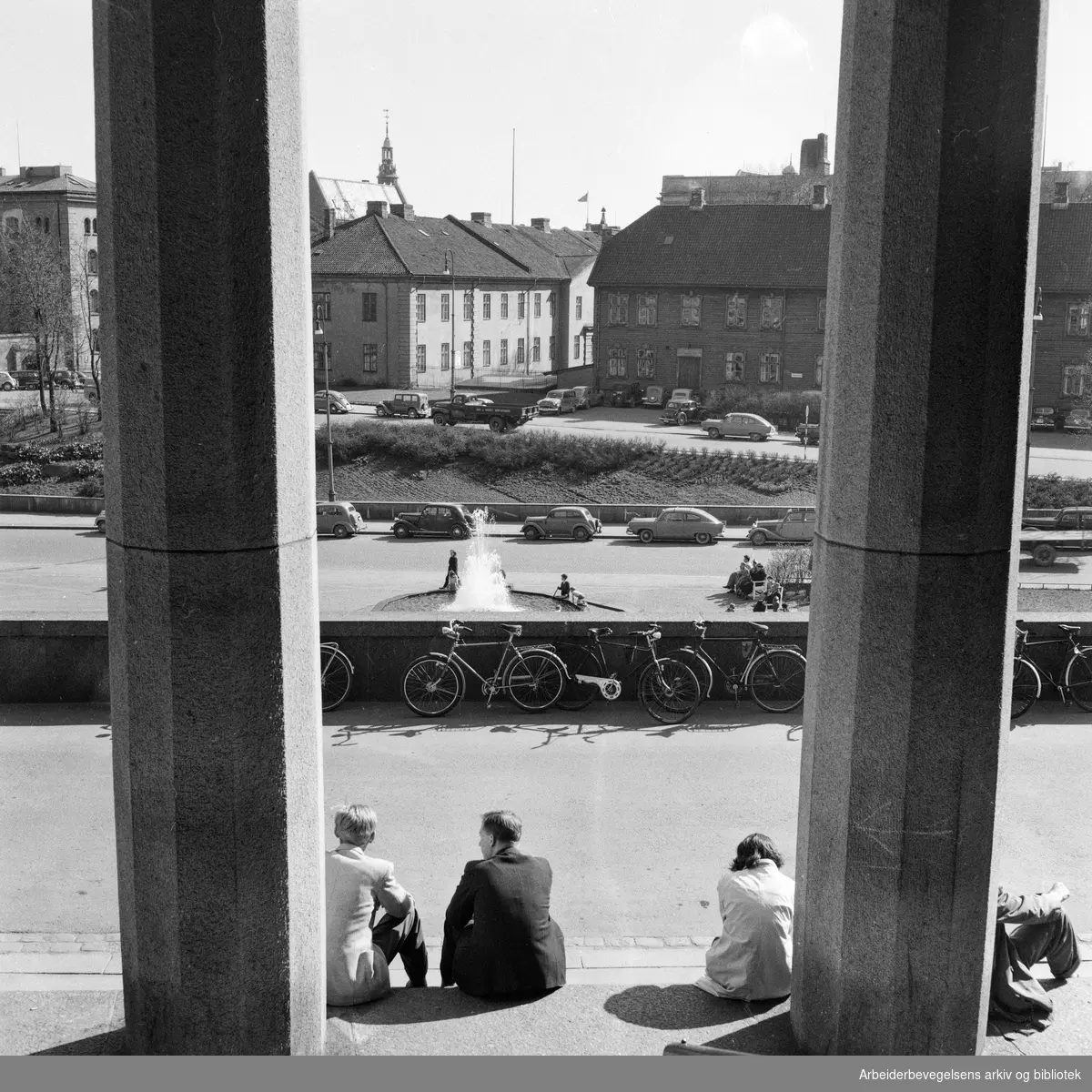 Arne Garborgs plass og Empirekvartalet sett fra trappene på Deichmanske bibliotek. Udatert. Siste halvdel av 1950-tallet.