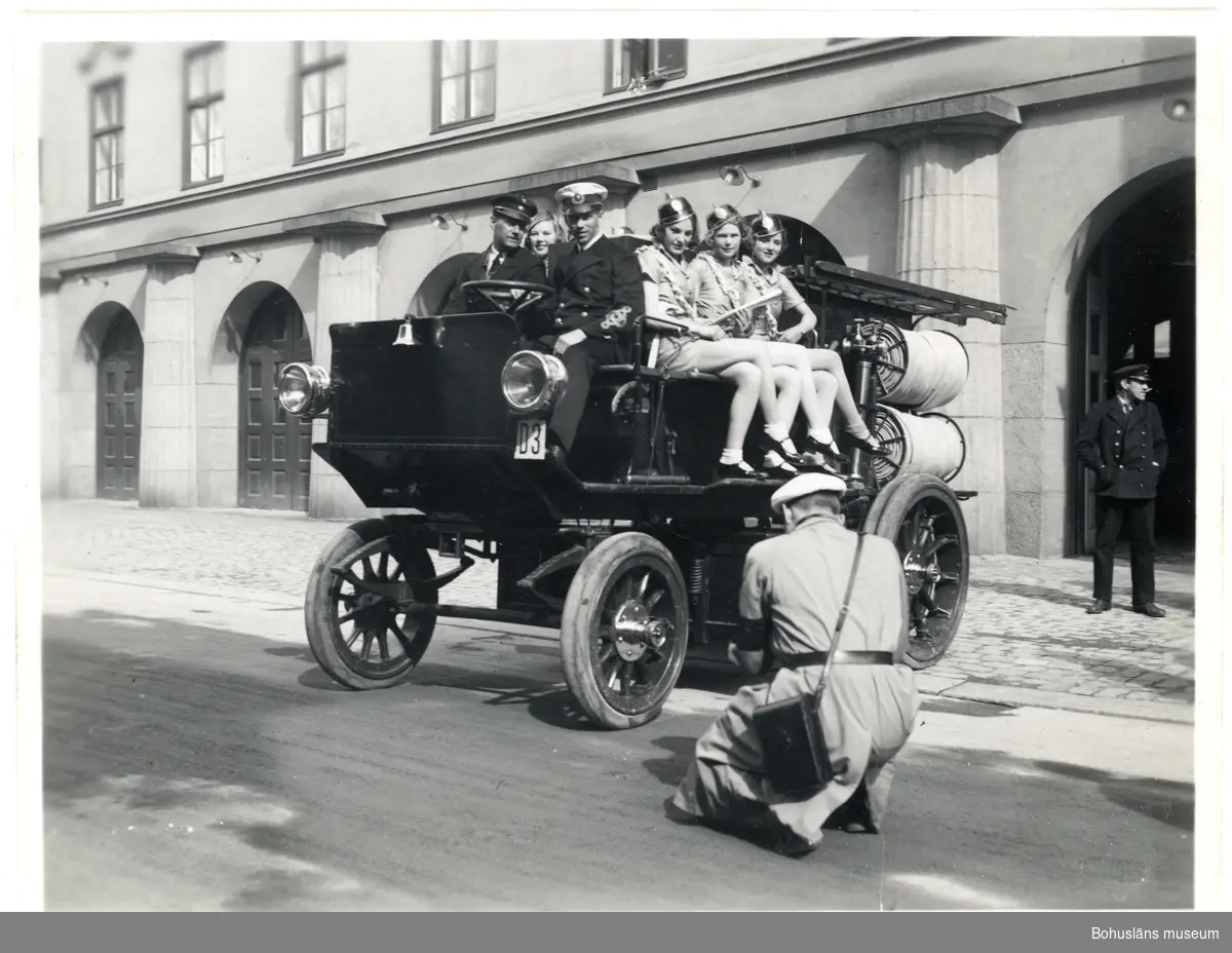 Text på kortets baksida: Sveriges äldsta brandbil köpt av Eskilstuna stad 1904. 
Eskilstuna stads första Barnens dag 1934.