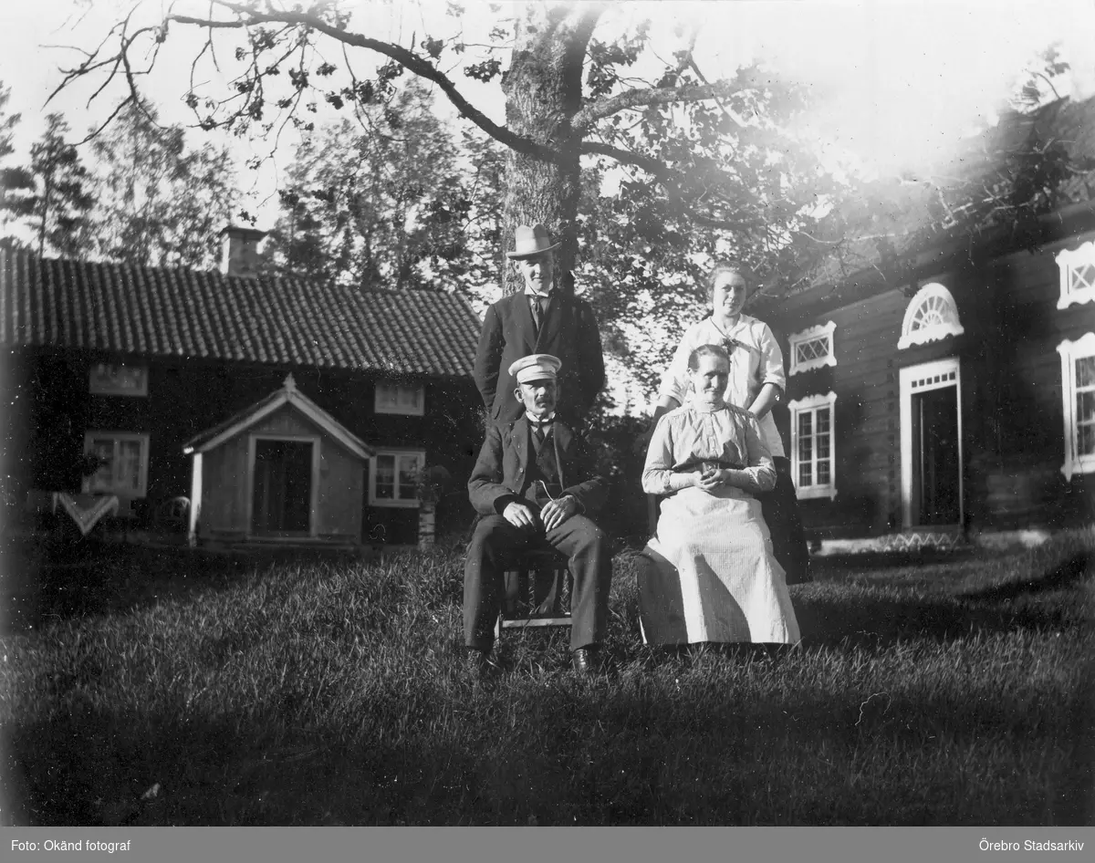 Gårdsbild från Himmer

Sittande från vänster: Alexander Gregorius Almqvist, Edla Almqvist, Stående från vänster: Gustav Almqvist, Karin Almqvist