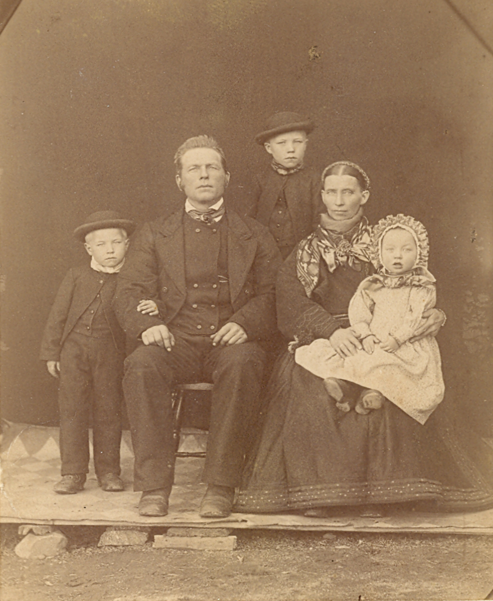 Eivind H. og Ingrid (f. Hellekås i Nesherad) Sisjord med tre ungar.  Hellek, Olav og Andres