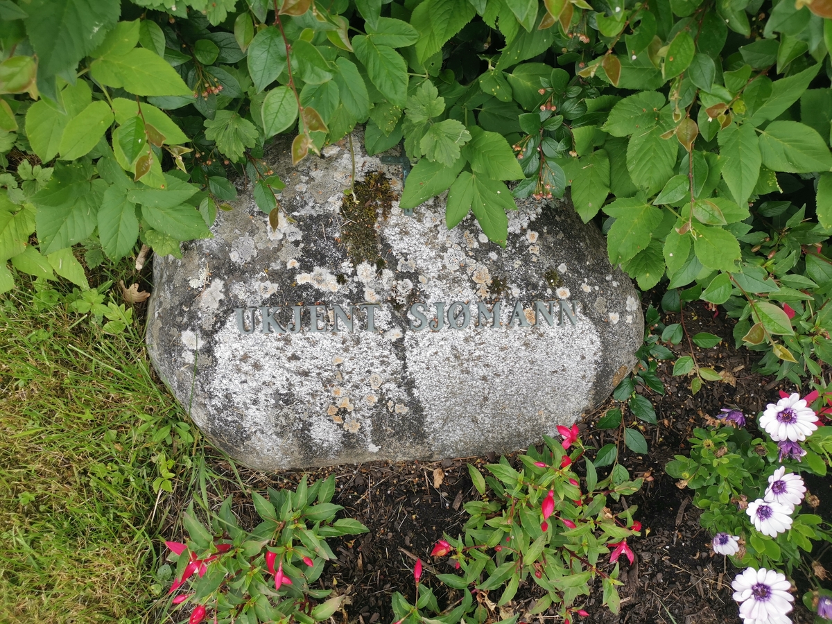Fire graver på Nedre gravlund i Ålesund.  hvor omkomne på sjøen under 2. verdenskrig er gravlagt. Tre av gravene er merket "Ukjent sjømann". På den fjerde grava står navnet "Marcelle Aubert". Zoe Marcelle Aubert (f. 1899 i Belgia) var bosatt i Vestre Aker. Høsten 1941 var hun i ei gruppe som forsøkte å flykte til England med skøyta "Hødd". Båten gikk ned og alle omkom. Marcelle Aubert var den eneste som ble funnet.