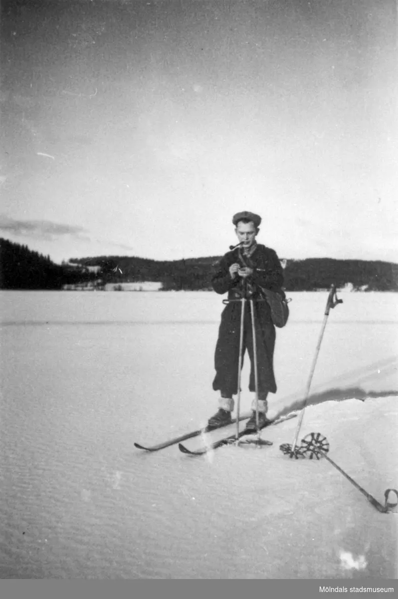Östen Krantz åker skidor vid Stretered, 1920-tal.
Östen var morbror till givaren.