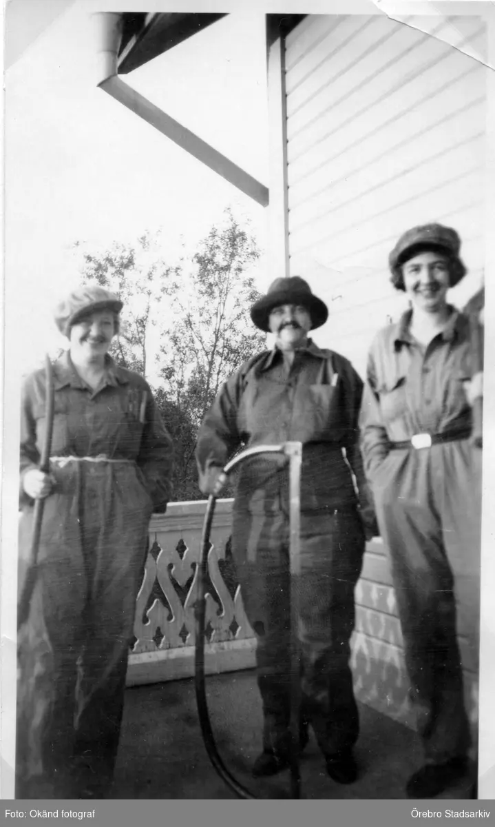 Maskeradklädda som skogsarbetare

Från vänster: Elsa Bergman född Lindkvist, okänd, okänd