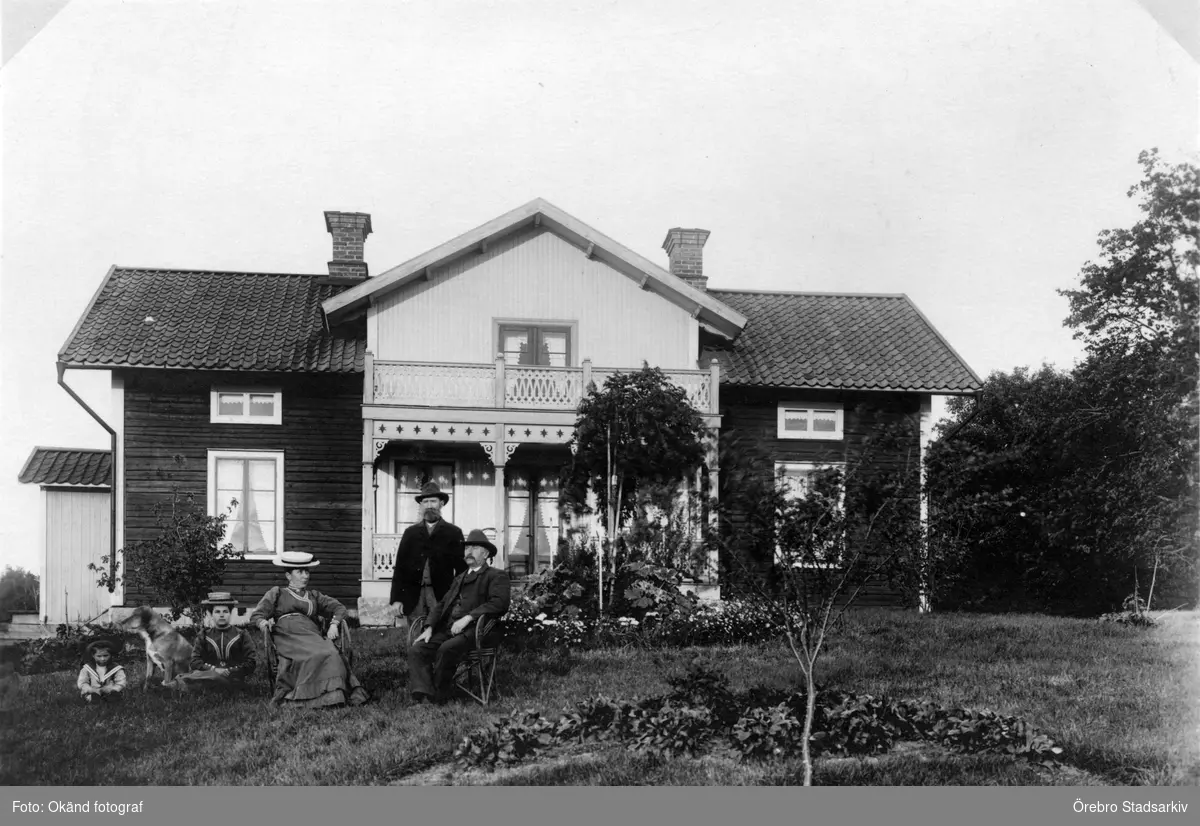 Familj i trädgården

Längst till vänster: Karl Pontus Bergman (född 1903 i Nora), övriga okända