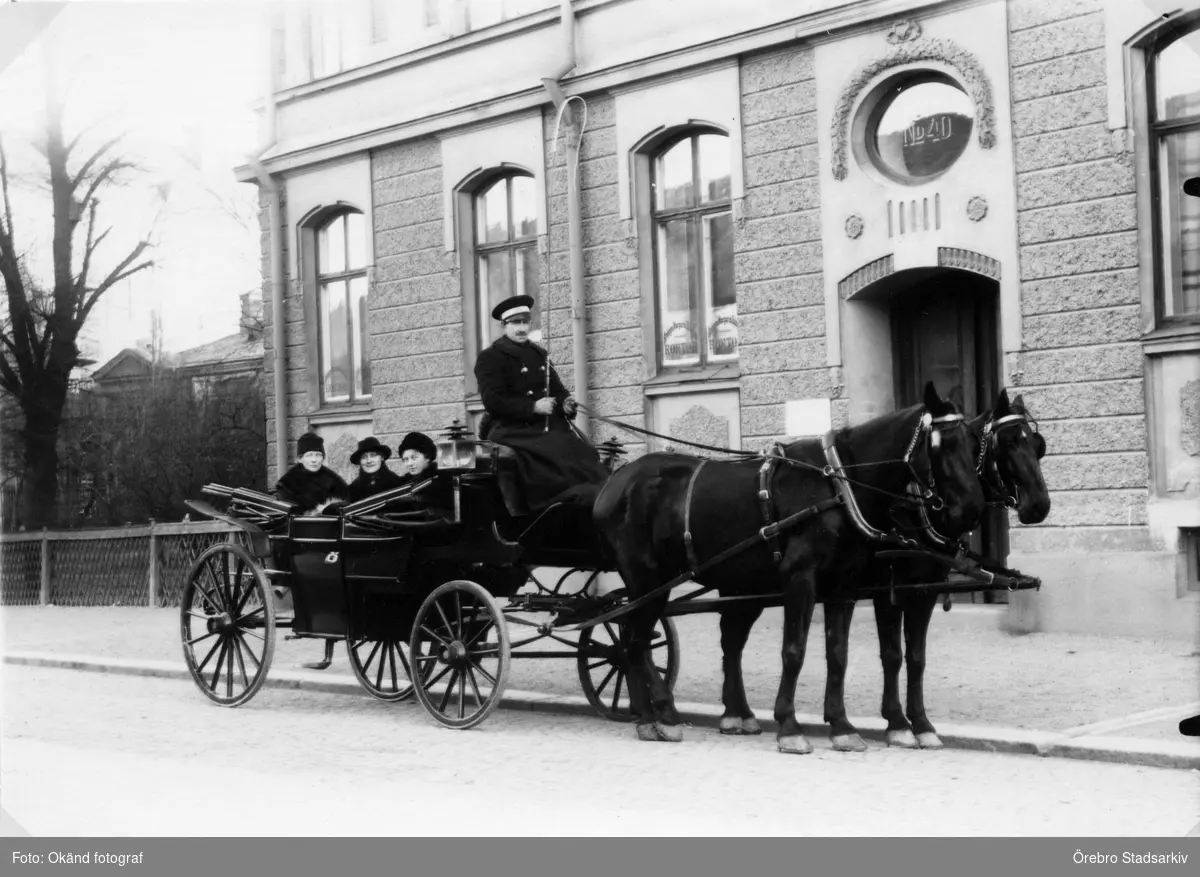 Hästdragen droska med passagerare

Från vänster Cecilia Bergman, okänd, Sigrid Eriksson, okänd