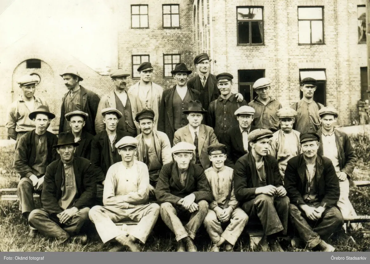 Arbetare vid Frövifors Pappersbruk

Bakre raden tredje från vänster: Karl Samuel Eriksson (född 1890)