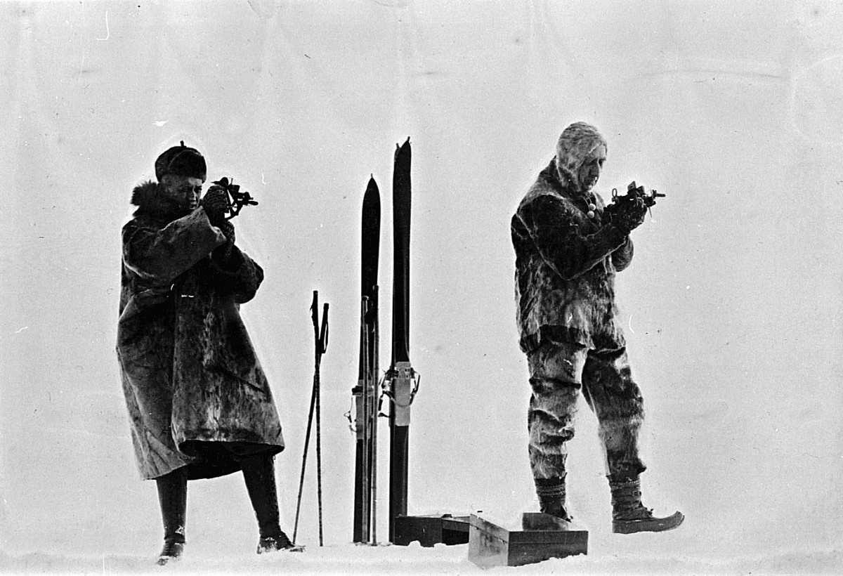 To menn med observasjons-instrumenter 