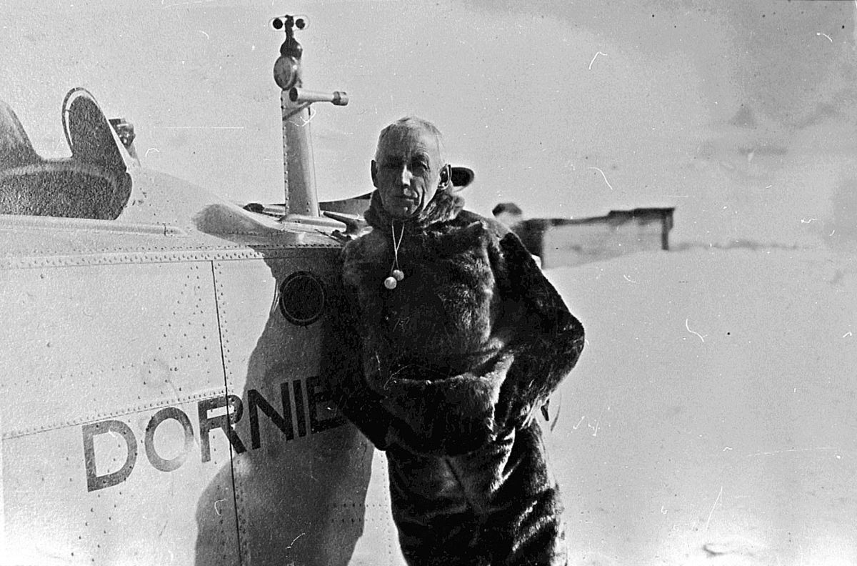 Roald Amundsen og fly