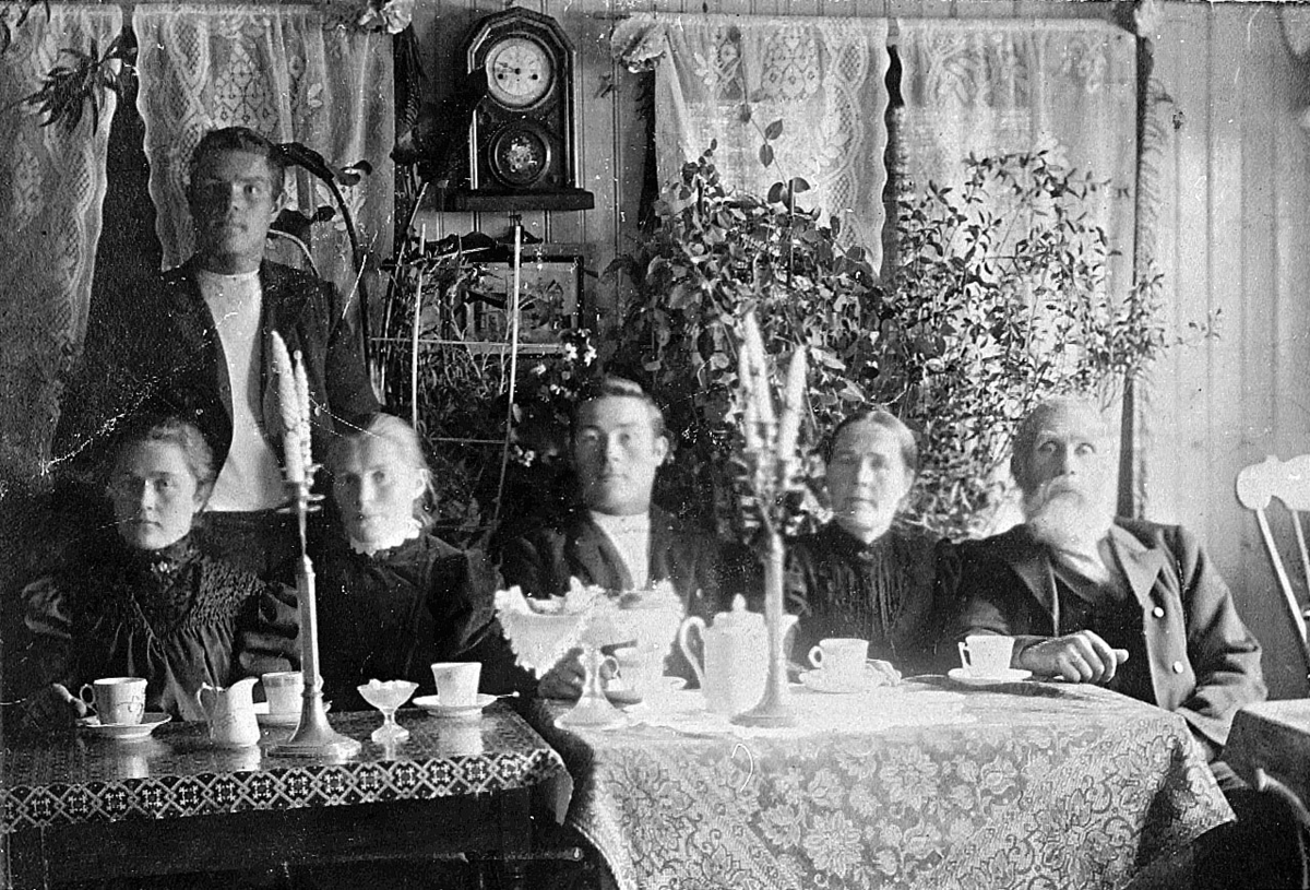 Familie ved dekket kaffebord, Storbukt, Laksvatn