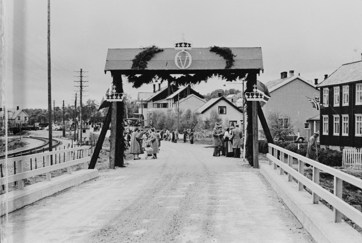 Pyntet portal i Osloveien i forbindelse med kong Olavs besøk på Røros 18. juni 1958