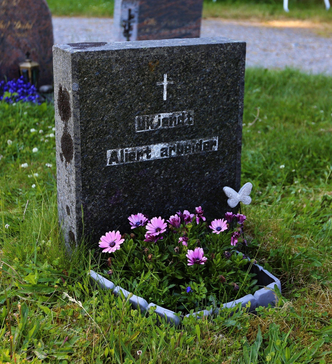 Grava til en sovjetisk krigsfange på Kirkelandet kirkegård i Kristiansund. Den døde ble funnet i sjøen ved festningsanlegget på Kvitnesset under 2. verdenskrig, og gravlagt like i nærheten. Gravlagt på Kirkelandet kirkegård i august 1942. Bildet viser gravminnet slik det stod fram til 2021, med teksten "Ukjendt Aliert arbeider".