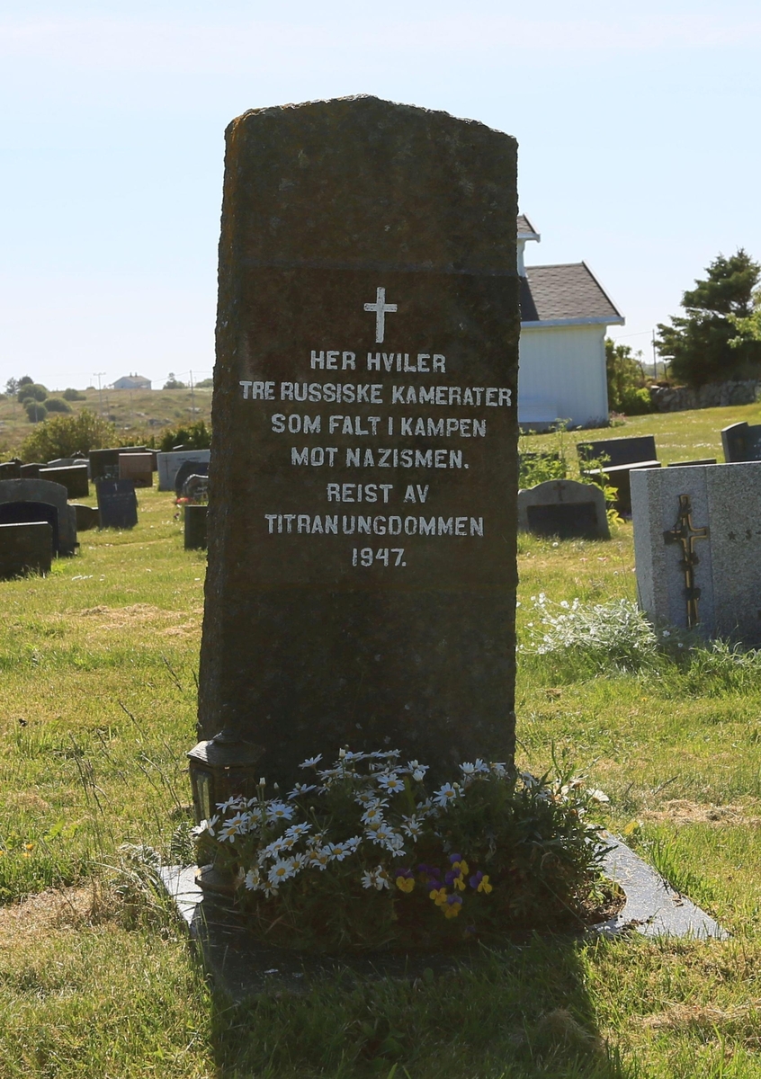 Gravminne over tre sovjetiske krigfanger på Titran gravplass, Frøya.