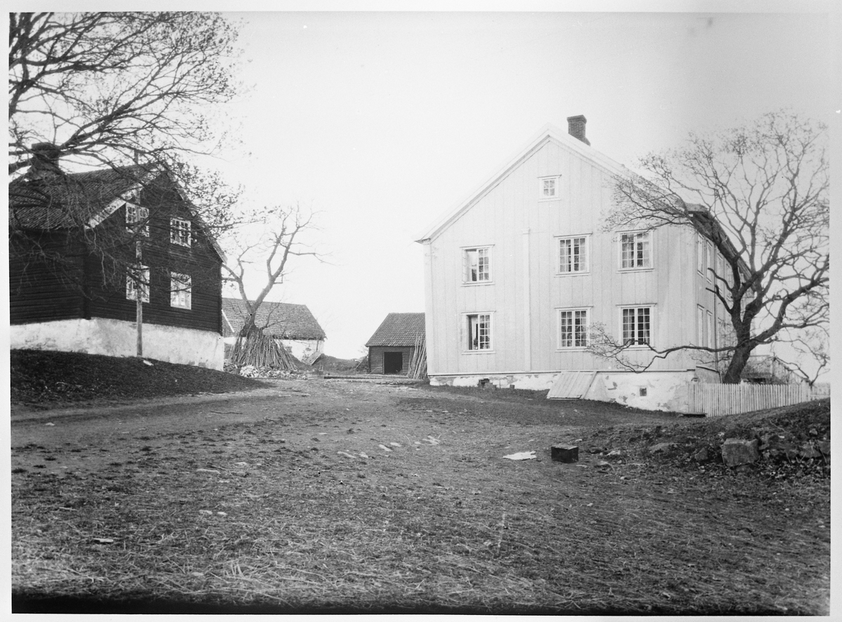 Bygninger på Hoff Prestegård i Østre Toten, ca. 1921. Bilde tatt fra nord-vestlig retning.