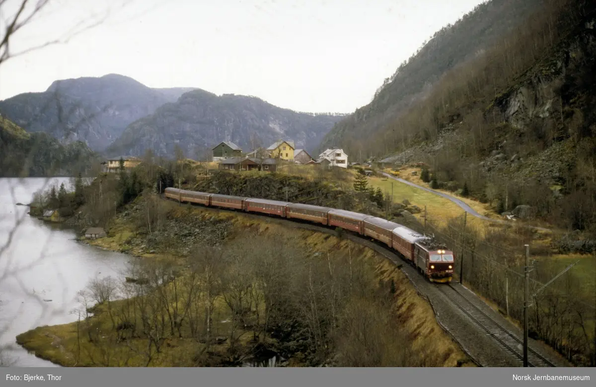 Elektrisk lokomotiv El 16 med ekspresstog 61 Oslo-Bergen mellom Dalseid og Dale