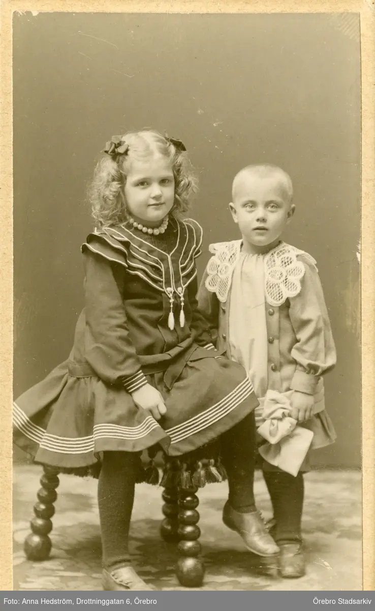 Syskonpar

Från vänster: Svea Viktoria Jäger f Persson född 1899-08-07, Nils Sture Henry Vitalis Persson född 1900-09-20