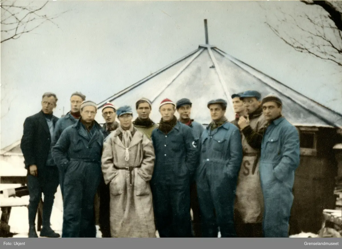 Kirkeneslærere oktober 1942. Beboere i papptelt nr 1.
Fra venstre: Olav Kvalheim, Kay Piene, Jakob Vaage, Kaare Norum, Olliver Smith, Helge Gleditsch, Harald Wergeland, Olav Storstein, Eivind Esp, KArsten Kjelberg, Haakon Holmboe, Otto Ottesen. 
