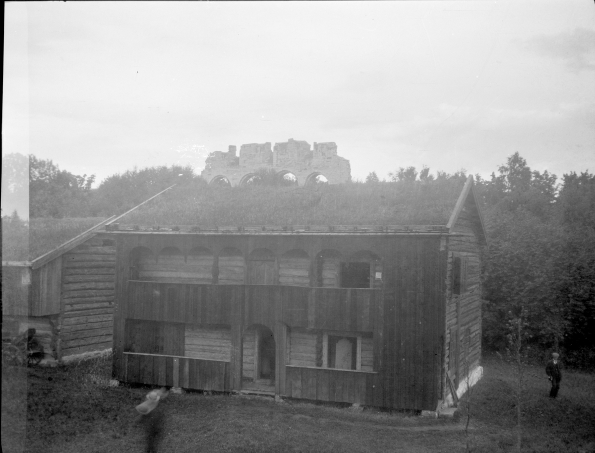 Grimsrudbygningen på Domkirkeodden, Hamar. Domkirkeruinen i bakgrunnen