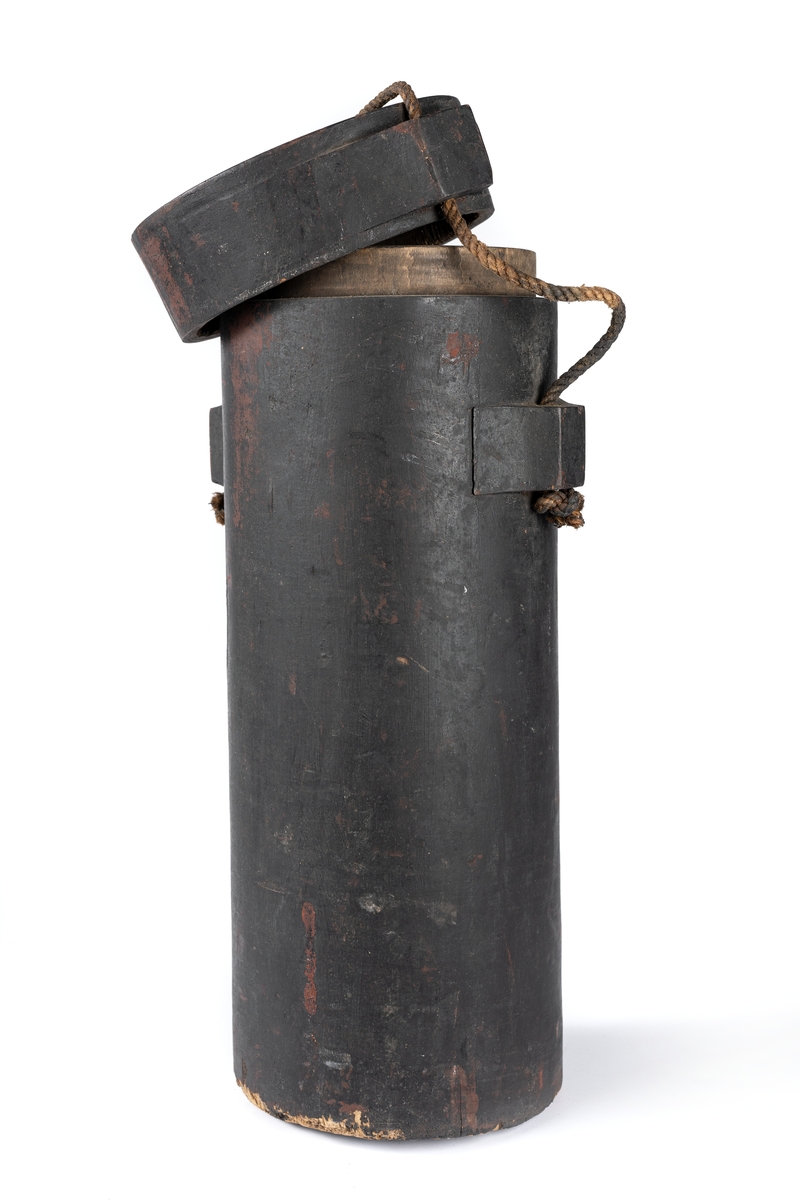 Krutkoger för 24-pundig kanon | Powder flask for 24-pounder cannon.