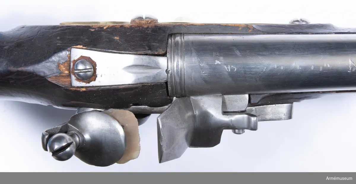 Grupp E II.
Gevär med flintlås. Kal.19,7. Sannolikt en reparationsmodell från ett preussiskt gevär från 1700-talets mitt. Mellanrörka med rembygel och laddstock saknas. Främre beslaget ej samhörande. Pipan märkt "No 84". På kolven rester av lacksigill.