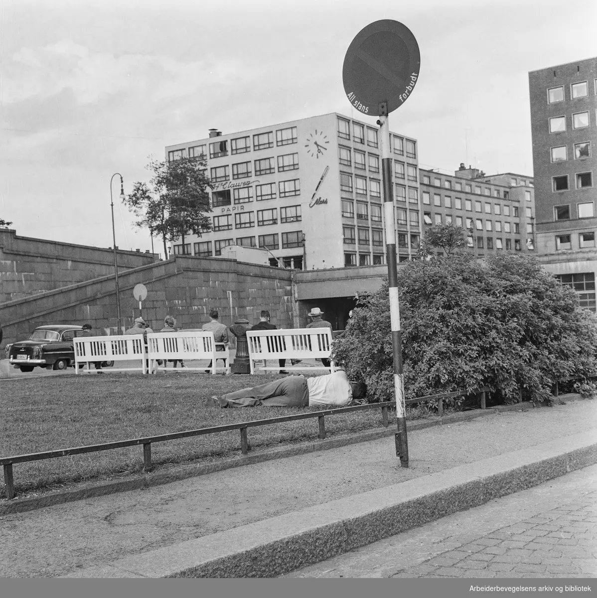 "Hvor er byens hyggeligste sted om sommeren? Her, sa mannen og sov videre". Arne Garborgs plass. Juni 1960.