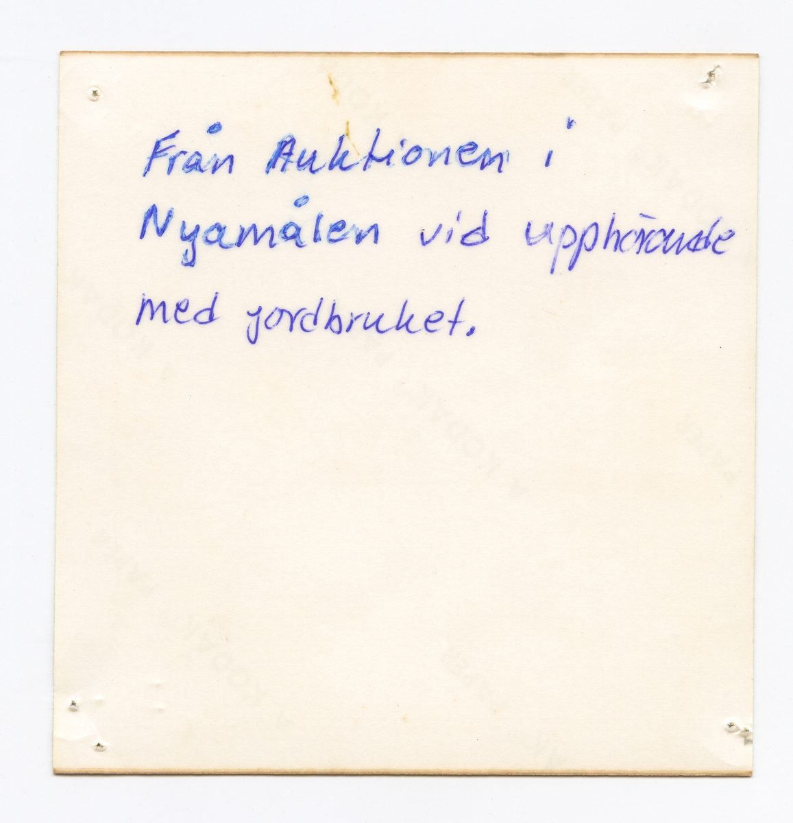 Auktion på gården Nyamålen i Säby socken, Jönköpings län, den 27 maj 1972. På bilden syns en ladugårdsfasad framför vilken en grupp människor står, och i förgrunden en man hållandes en häst. En auktionsutropare till vänster i bild.

Dåvarande ägare av gården Nyamålen upphörde vid denna tid med jordbruket (syskonen Gustafsson), men det drevs vidare av andra lantbrukare.