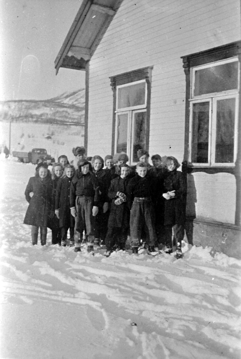 Skoleklasse utenfor skolehus, Storsteinnes - Midt-Troms Museum ...